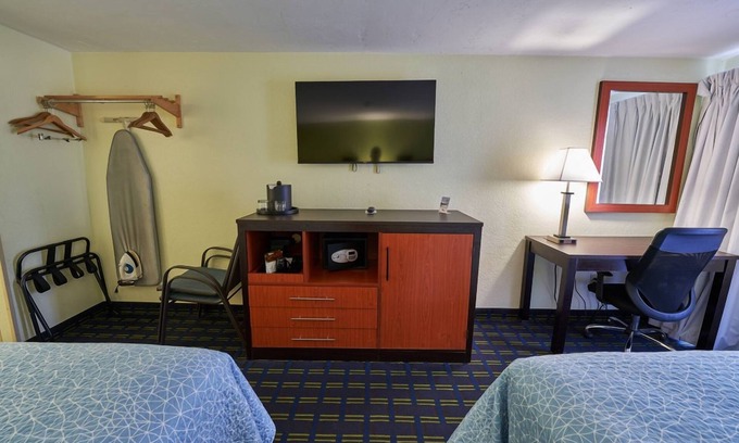 West Yarmouth Hotel | Family Retreat w/Heated Pools, Mini Golf & Free Continental Breakfast, 3 Rooms