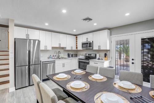 North Las Vegas House | Family Reunion, Remodeled, King Beds, X-box, Desks
