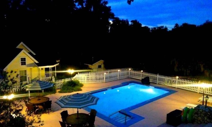 Weirsdale House | FAMILY REUNIONS LOVE US. -5 miles to The Villages POOL HOT TUB SLEEPS UP TO 20
