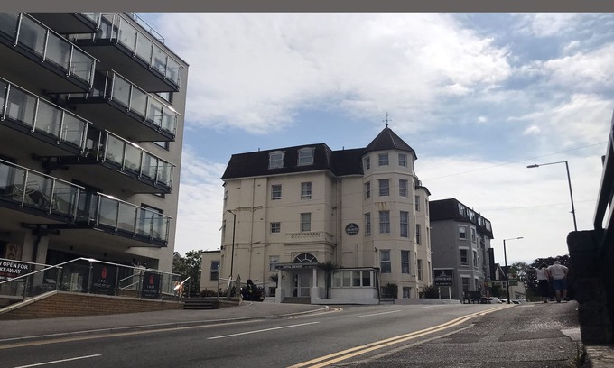 West Cliff House | FAMILY ROOM FOR 4 PEOPLE - CAPITAL ONE HOTEL - BOURNEMOUTH CENTRE WEST CLIFF