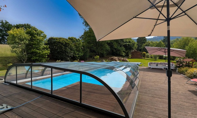 Anould Bed & Breakfast | Family room with pool and SPA in Anould