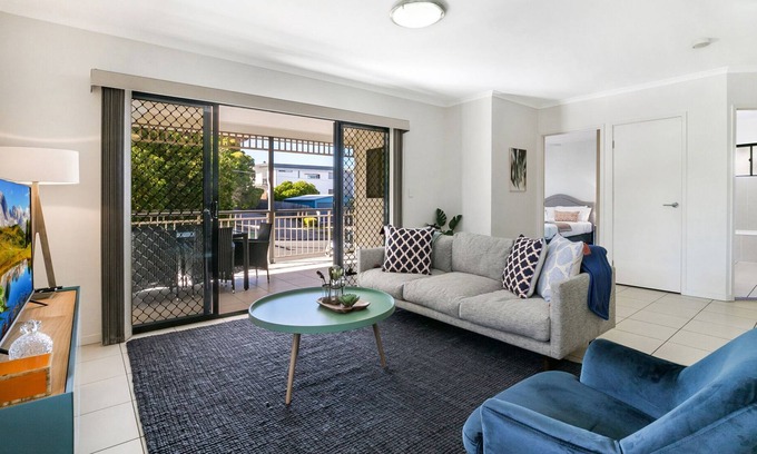Stafford Apartment | Family-Size Duplex In Quiet Neighbourhood