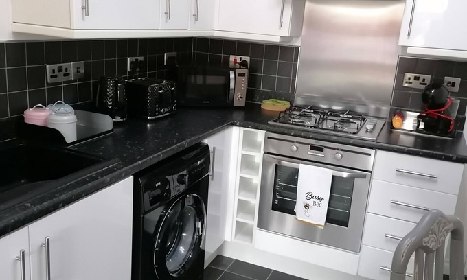Grimsby House | family sized bedrooms, comfy beds, close to the beach