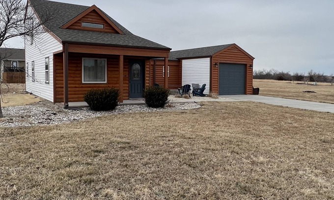 Milford House | Family sized cabin near Lake Milford, Milford City Park and Milford Tropics!