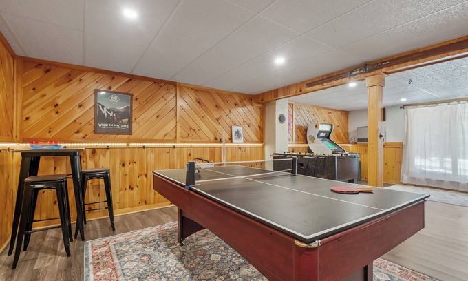 Bartlett House | Family-sized home in Mt Washington Valley with game room and deck!