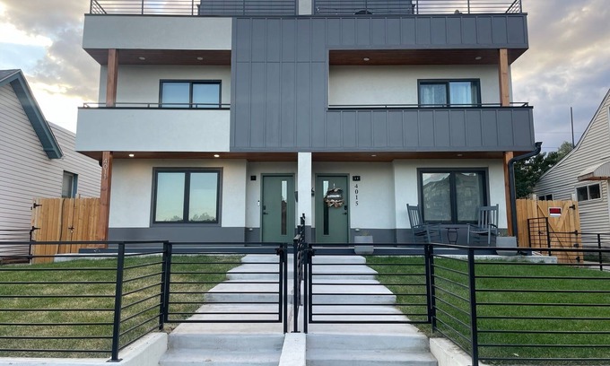 Sunnyside House | Family-sized townhouse with beautiful view of the city!