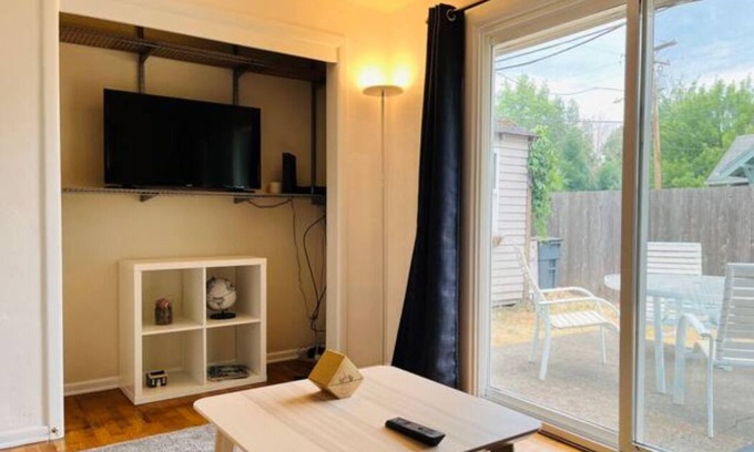 Amazon House | Family-sized U of O bungalow