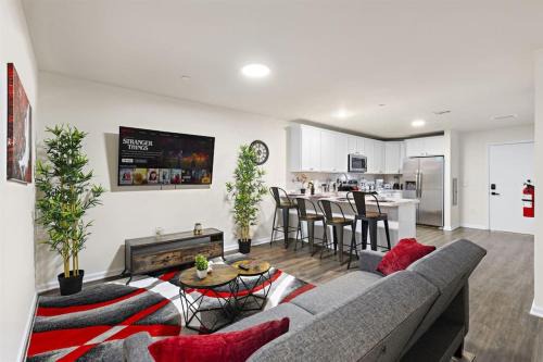 Newark Apartment | Family & Traveler Haven - NYC & NWK w/free parking