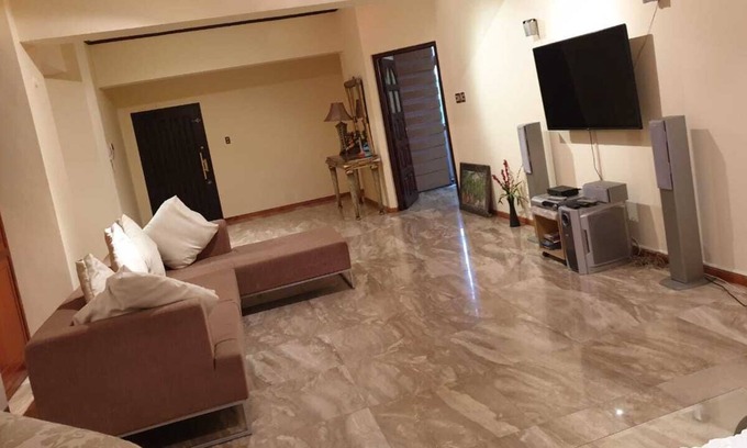 Bambalapitiya Apartment | Family Vacation for 8 Guests