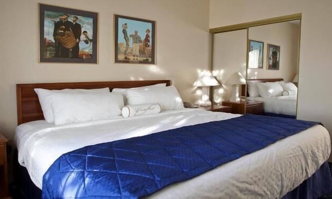 Mishawaka House | Family Vacation! 3 Awesome Studios w/Kitchenette, Pool