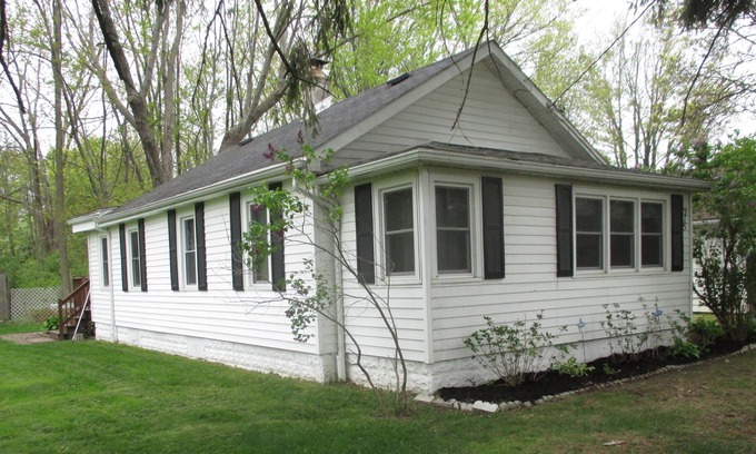 Lake Erie Beach House | Family Vacation Cottage Home Rental Close to Beach Parks Restaurants Bar