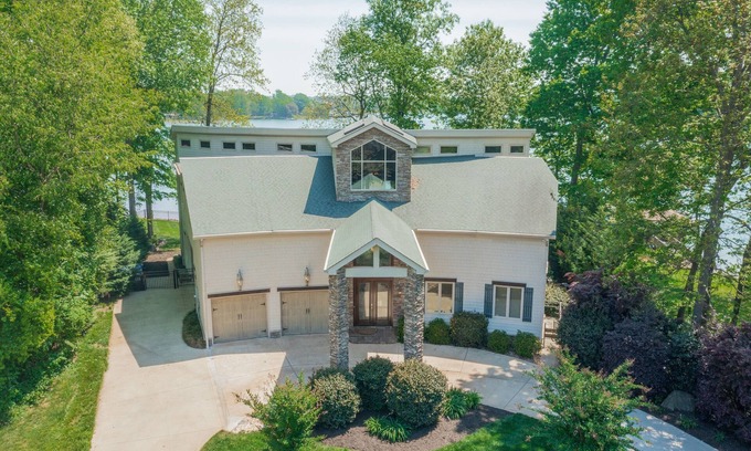 Mount Mourne House | Family Vacations, Reunions, Anniversaries, Holidays, Graduations, Lakefront