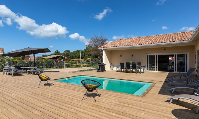 Vensac Villa | Family villa for 10 people with heated pool close to the ocean.