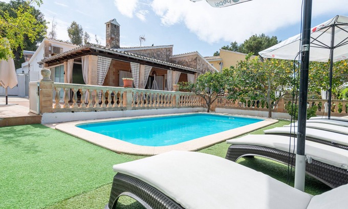 Cielo de Bonaire Ski Chalet | Family villa with private pool, 500 m from the beach