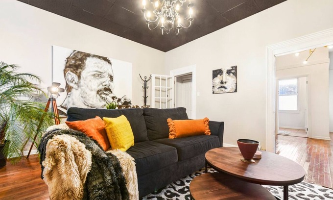 Lower Lawrenceville House | ★Famous Street Art ★ Parking ★ Purple Mattress★