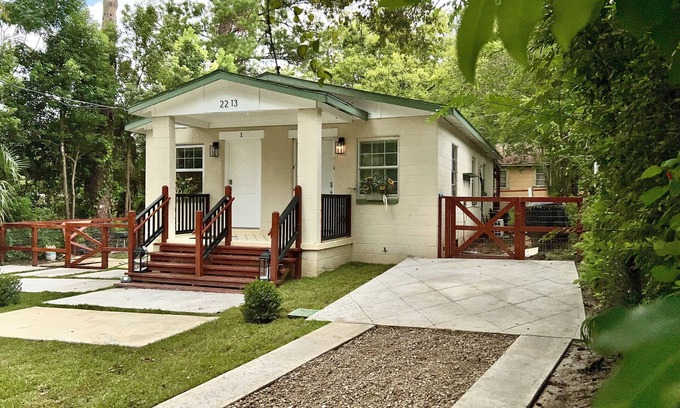 Tallahassee House | FAMU/FSU 1 bedroom/1 bath cozy home-deck, private fenced yard, free parking