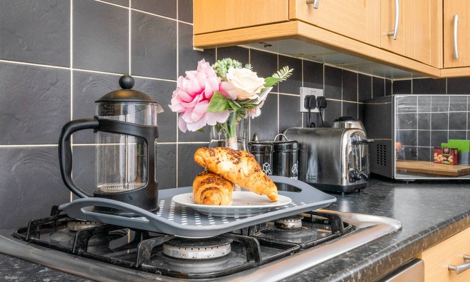 Coatbridge Apartment | Fantastic 3 bedroom Apartment with private driveway