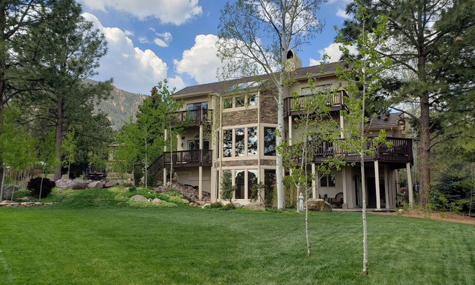 Broadmoor House | Fantastic Broadmoor Golf Course and City Light Views.5 Star Reviews!