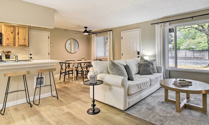 Evergreen House | Fantastic Duplex Unit Near Columbia River!