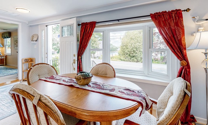Buzzards Bay House | Fantastic getaway near the bay with large yard, fast WiFi, central AC & W/D