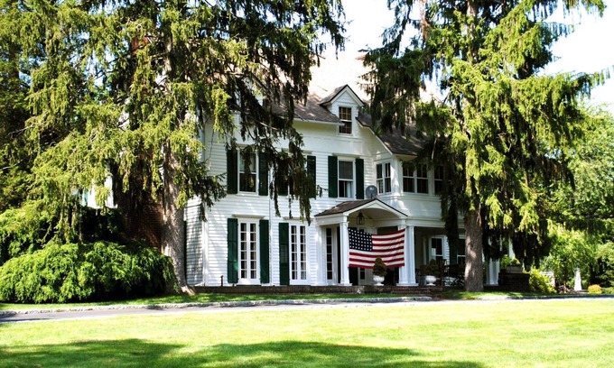 Darien House | Fantastic home with pool/spa in lovely Darien, available July 13 - August 3