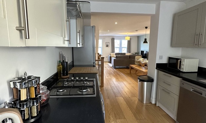 Windmill Hill House | Fantastic large town house situated 9 minute drive away from Bristol City Centre