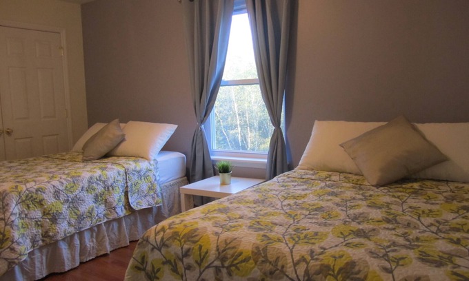 Long Pond House | Fantastic Luxury Home * HOT TUB * LINEN incl, Pool Table *6 Bed Rm, WI-FI NR All