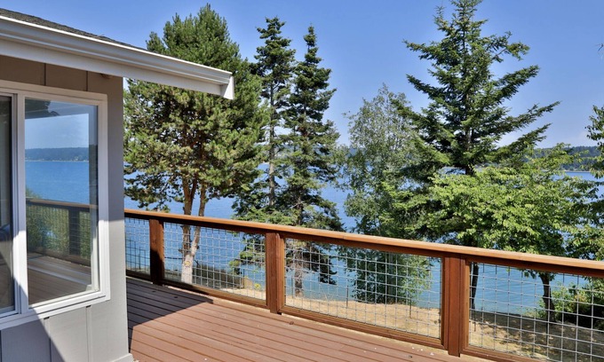 Freeland House | Fantastic, Multi-family, Medium Bank Waterfront Retreat in Freeland!