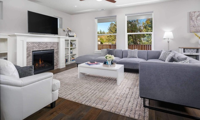Aloha House | Fantastic New Retreat, Bright Open Floor Plan, WiFi, Game Console, Ping Pong, 20 Min to Portland