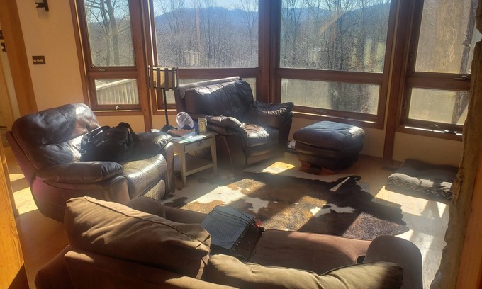 Nellysford House | Fantastic Post & Beam 5br Valley location near All Pool, Lake, Beach, Sleep 16