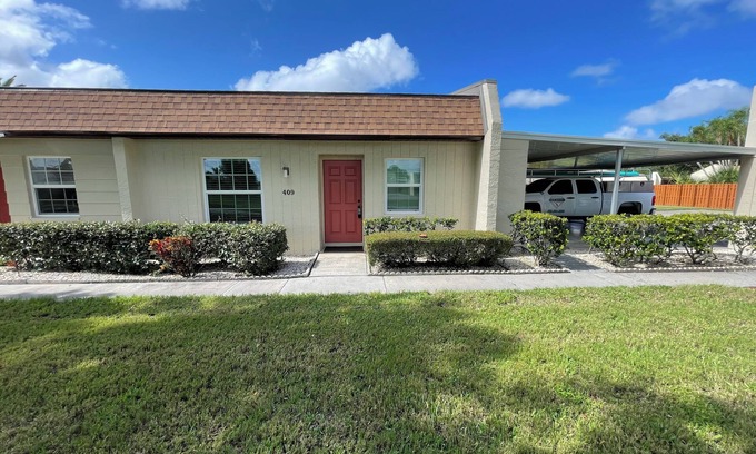 Cypress Lake Villa | Fantastic renovated 2 bedroom Villa Bungalow steps to pool & sports bar Bucketts