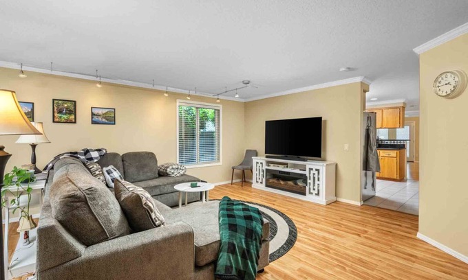 Hillsboro House | Fantastic Single Level Ranch Layout, Fenced Backyard w/Large Deck, New Decor and Furnishing