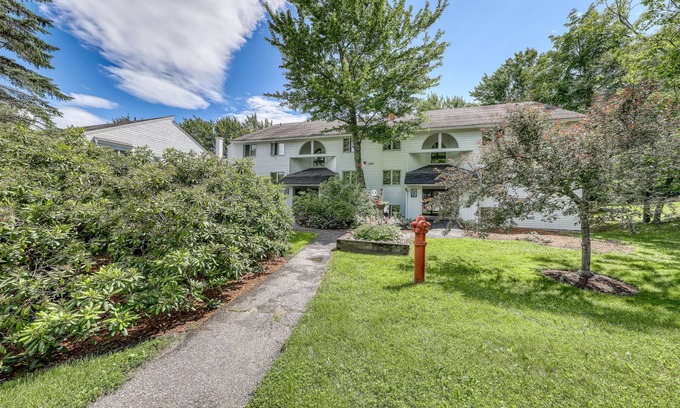 Warren Condo | Fantastic ski retreat with mountain views, fireplace & private balcony