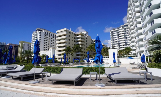 South Beach Apartment | Fantastic South Beach studio on Lincoln Rd w/direct beach access!