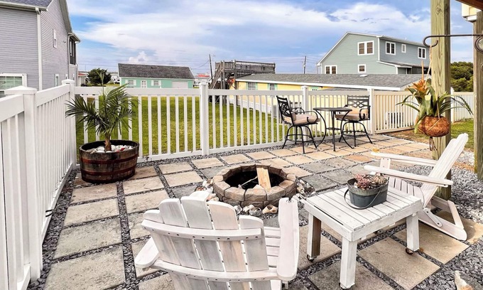 Morehead City Apartment | Fantastic spot for a solo or couples beach trip, steps from both beach & marina!