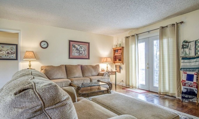Hot Springs Village House | Fantastic townhome situated in the woods - Half mile from Cortez Golf Course