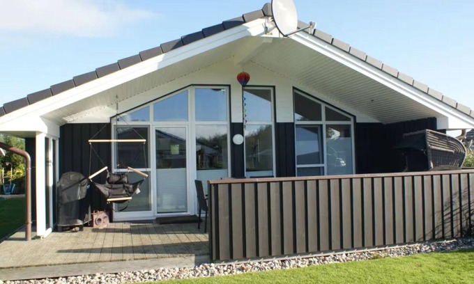 Wesselburenerkoog House | Fantastic vacation home directly behind the dike