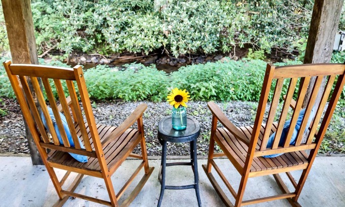 Friendsville House | Farm Yurt - Wake up with goats & Highland cows