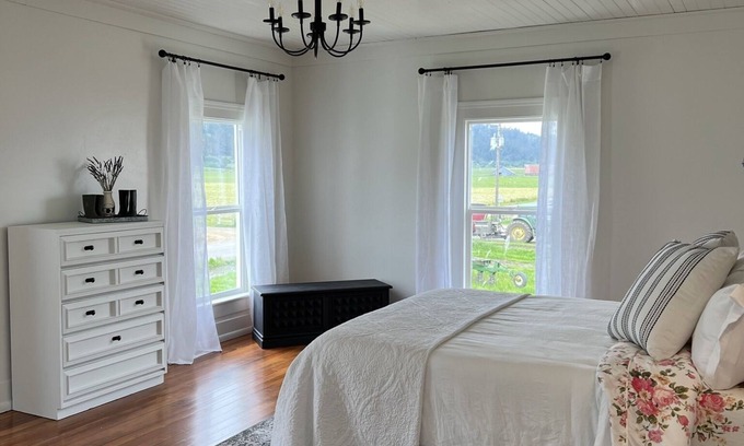 Ferndale Other | Farmhouse in beautiful Ferndale. Big enough for the whole family!