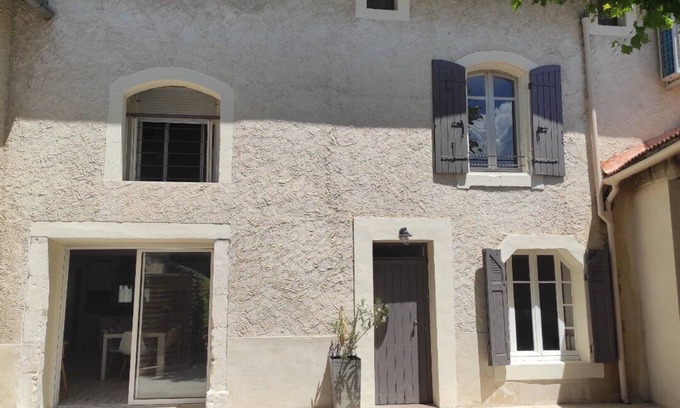 Eyragues House | Farmhouse in the heart of the village