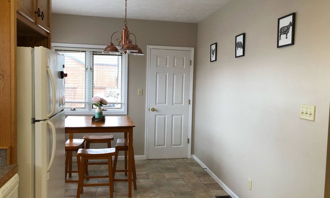 Geneva House | Farmhouse in the vineyards! Sleeps 8!