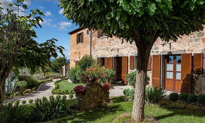 Cignano Villa | Farmhouse in Tuscany with Pool and Hill Views