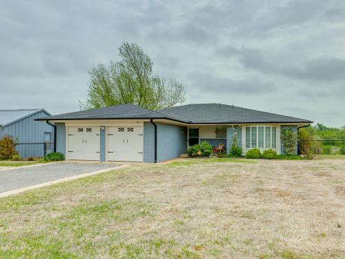 Central Oklahoma City House | Farmhouse on 7 ac by Norman