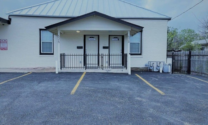 Near East Side House | Fascinating 2BR/1BA Near Festive DT and Riverwalk