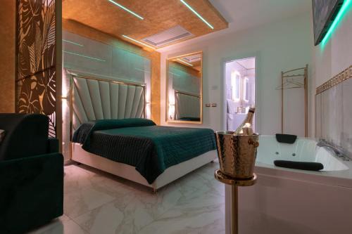 San Donato Apartment | FASHION APARTMENT GOLD Bologna with JACUZZI & CAR GARAGE