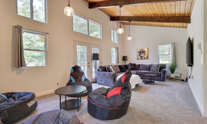 East Stroudsburg House | Fast Wifi/Lake/Water Park/Events/Gatherings/Firepit/Theater/AC