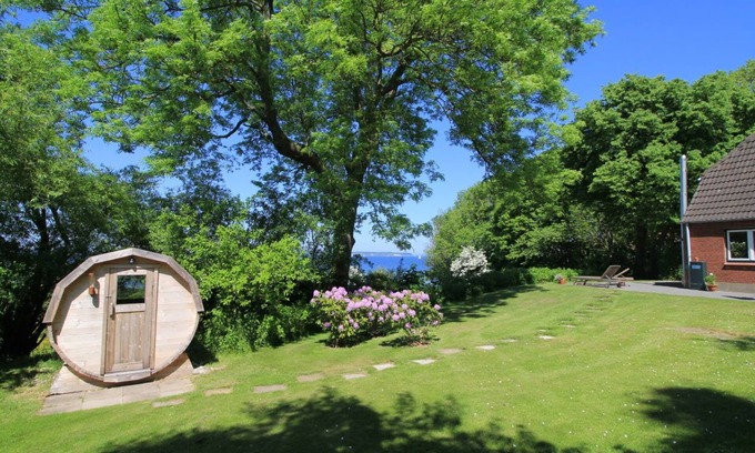 Steinbergkirche House | Favorite place by the sea - beach house on Mühlendamm with sea view, garden, oven and