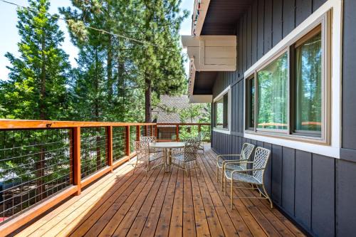 Tahoma House | Fawn by AvantStay Secluded Cabin w Large Deck Surrounded by Forest