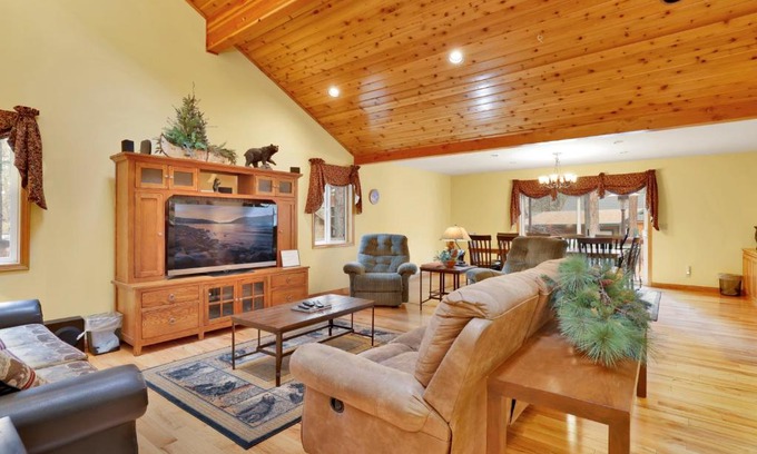 Fawnskin Ski Chalet | Fawnskin Log Cabin- Luxurious Group Log Cabin Estate- Hot Tub- Walk to Lake