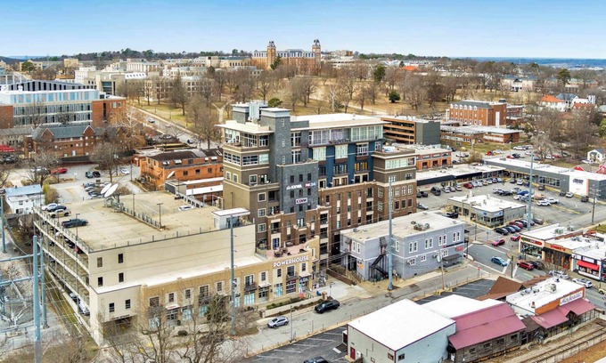Fayetteville Apartment | Fay Flat-ON Dickson St-Downtown High Rise Suite